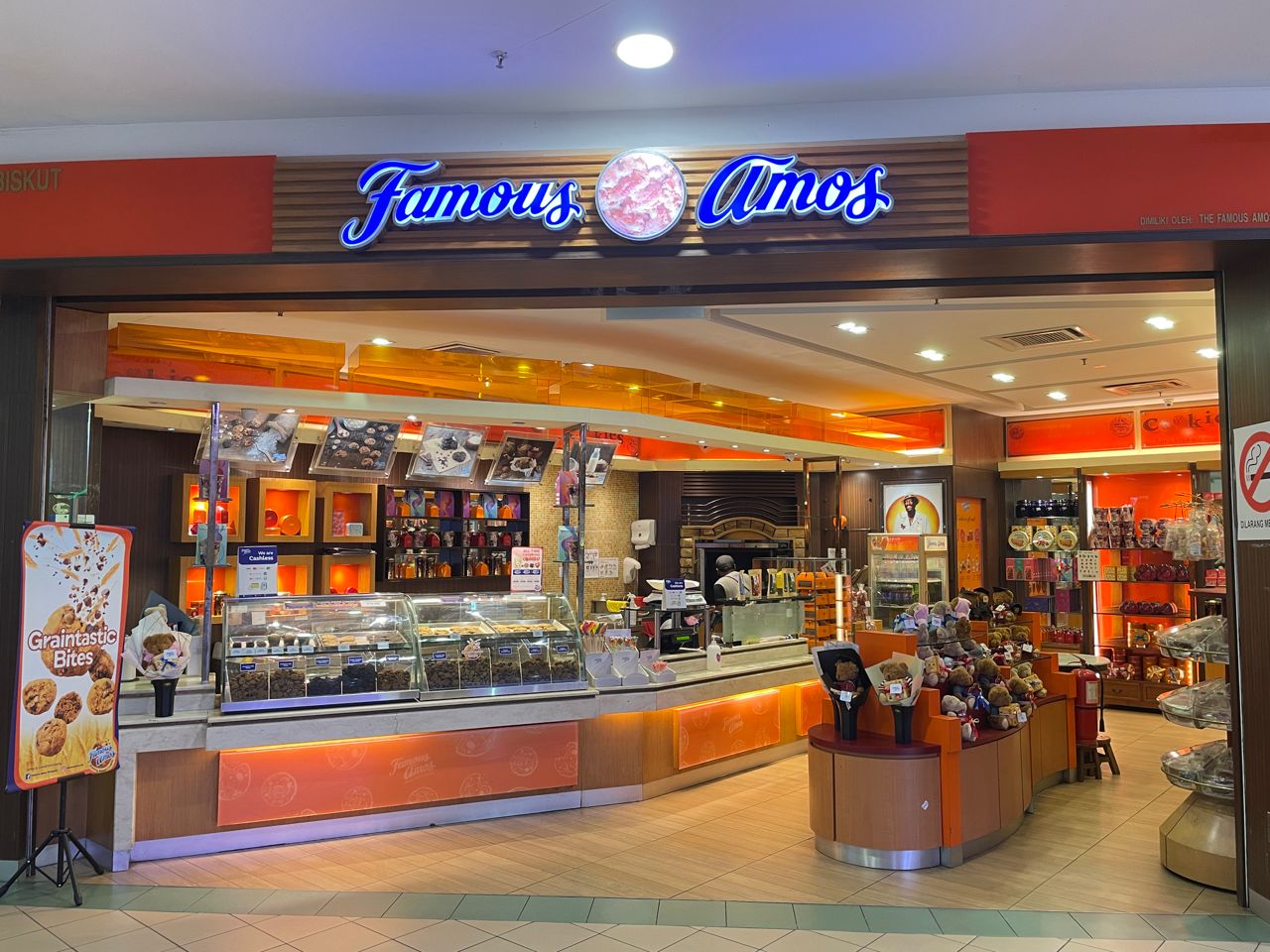 FAMOUS AMOS