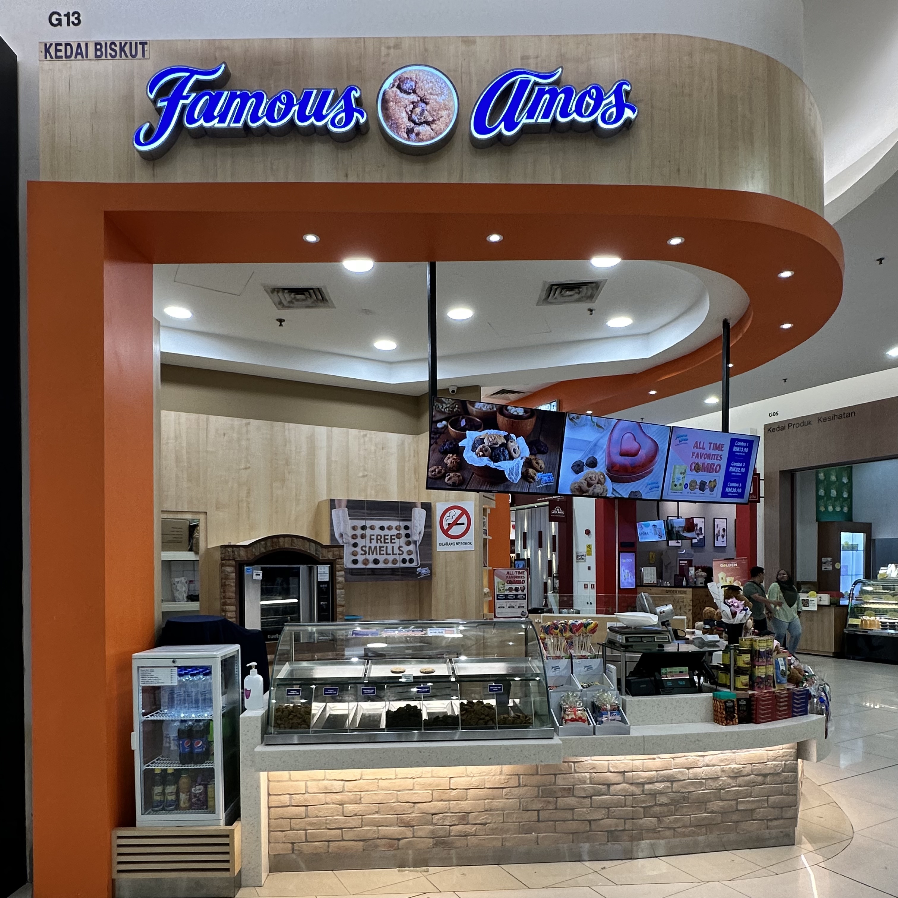 FAMOUS AMOS