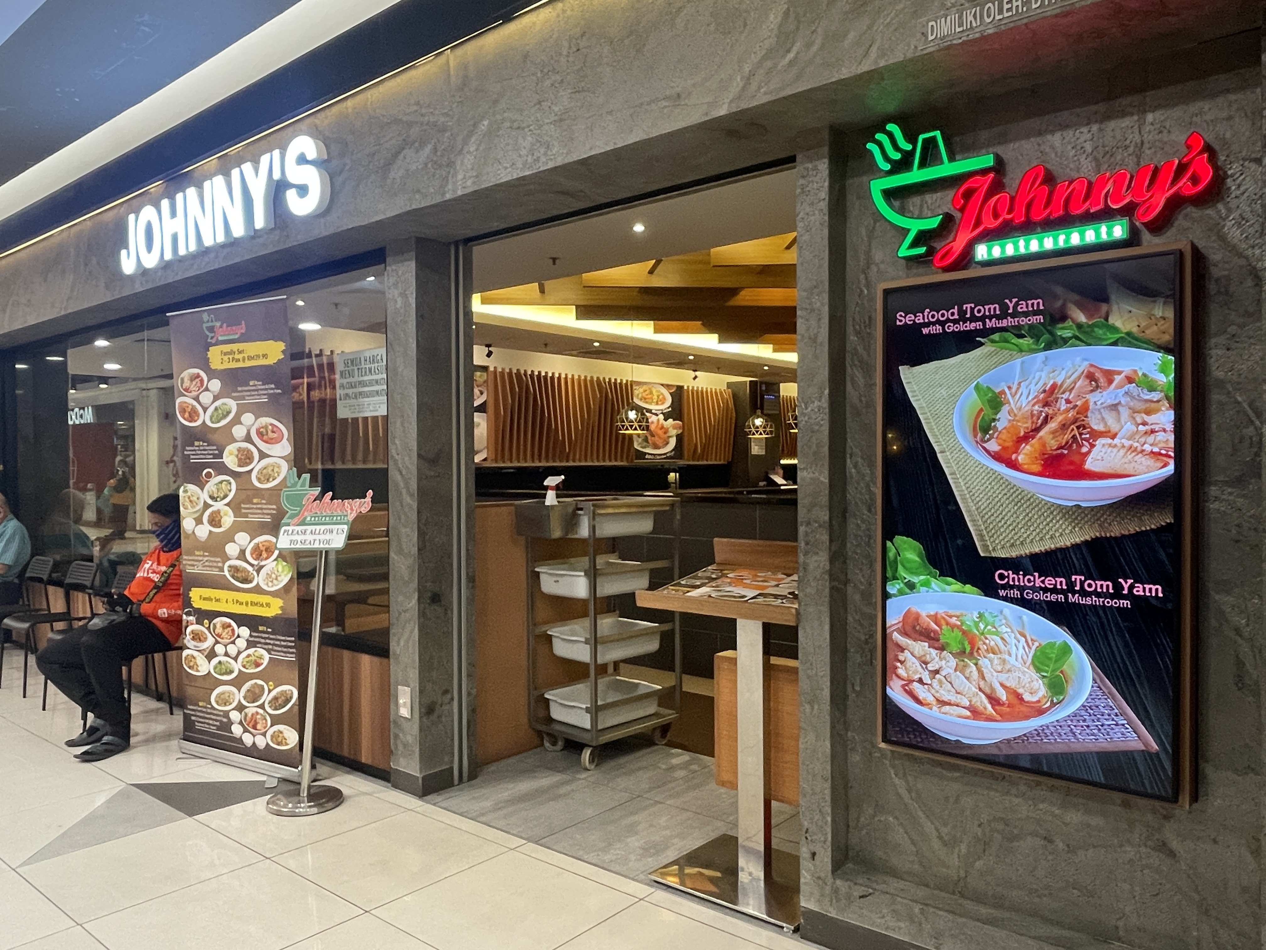 JOHNNY'S RESTAURANT